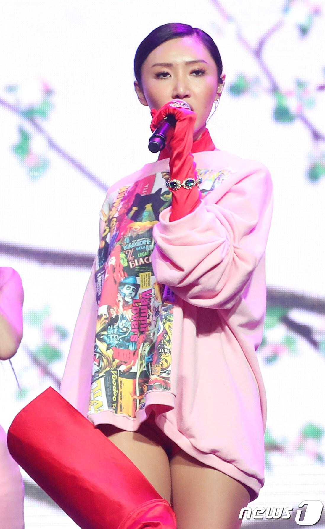 본문 이미지 - 걸그룹 마마무 화사가 14일 오후 서울 마포구 홍대 무브홀에서 열린 포시즌 포컬러 프로젝트의 마지막 앨범 '화이트 윈드(White Wind) 발매 기념 쇼케이스에 참석해 신곡을 선보이고 있다 이번 앨범에는 타이틀 곡 '고고베베(gogobebe)'를 비롯해 ‘쟤가 걔야(Waggy)’, ‘Track 4. 25’ ‘배드 바이(Bad Bye)’, ‘마이스타(My star)’ '포시즌(4season)'이 수록돼 있다. 2019.3.14/뉴스1 ⓒ News1 권현진 기자