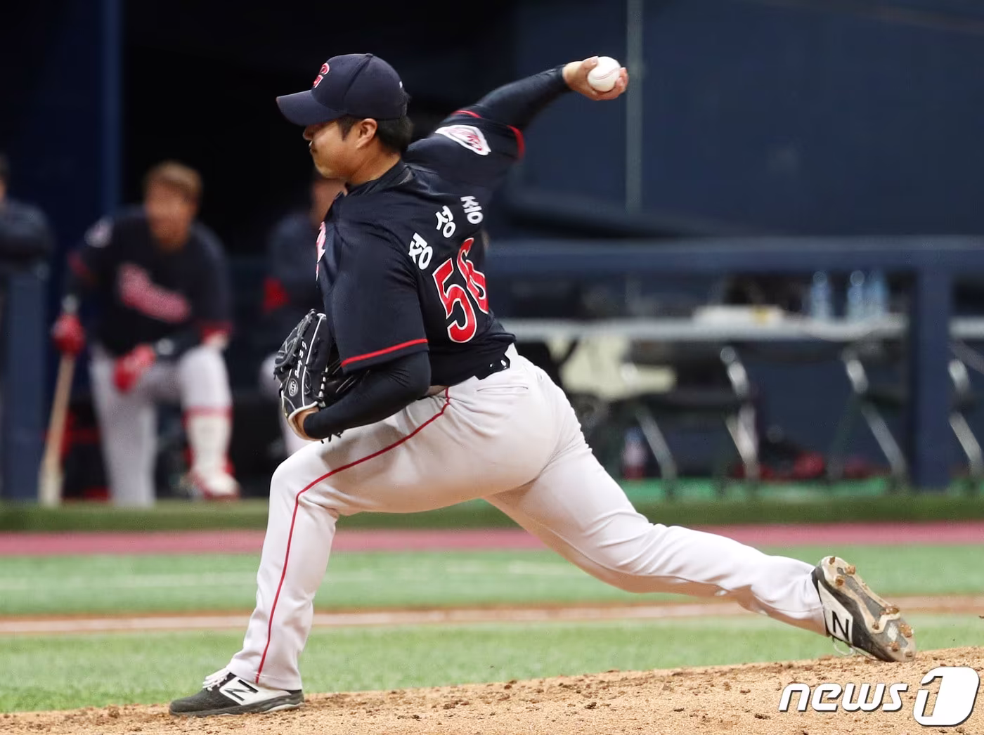 본문 이미지 - 14일 오후 서울 구로구 고척스카이돔에서 열린 2019 프로야구 신한은행 마이카 KBO리그 롯데 자이언츠와 키움 히어로즈의 시범경기 5회말 상황, 롯데 정성종이 역투하고 있다. 2019.3.14 ⓒ 뉴스1 오장환 기자