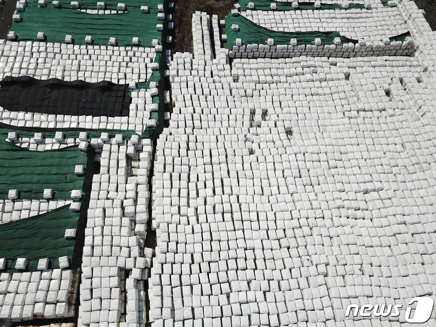 본문 이미지 - 14일 제주시 회천동 제주회천매립장에 압축포장된 폐기물이 쌓여 있다. 2019.3.14/뉴스1 ⓒ News1 이석형 기자