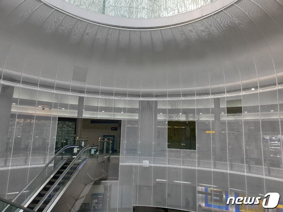 본문 이미지 - 녹사평역 공공미술 프로젝트 작품 '빛의 댄스'ⓒ 뉴스1