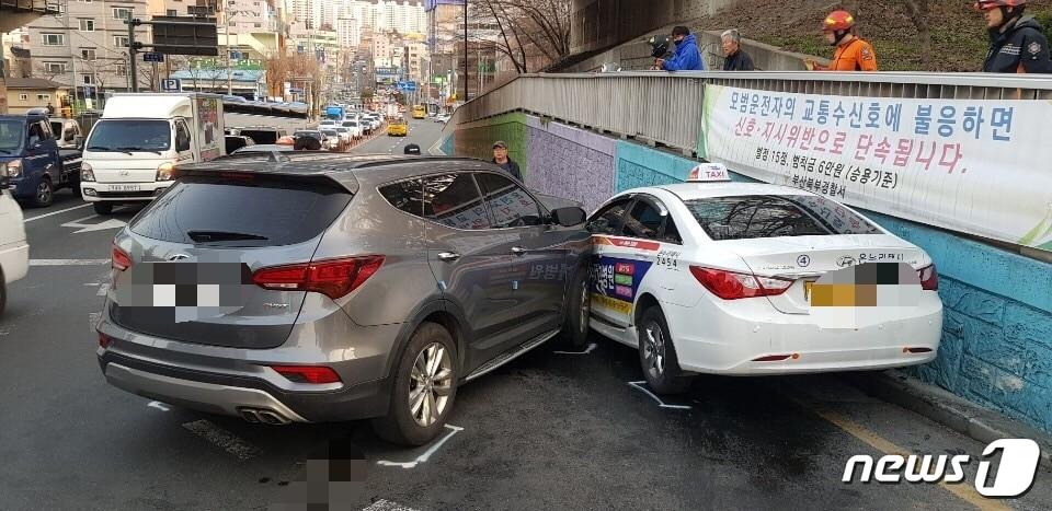 본문 이미지 - 14일 오후 5시49분쯤 부산 북구 덕천동 덕천IC 진입로에서 싼타페가 택시를 들이받았다. 싼타페가 택시 왼쪽 측면을 들이받은 모습.(부산지방경찰청 제공)ⓒ 뉴스1