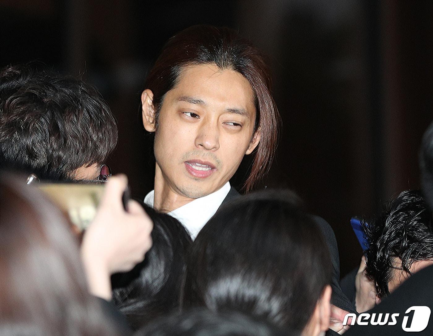 본문 이미지 - 이성과의 성관계 장면을 불법 촬영해 유포한 혐의를 받고 있는 가수 정준영이 15일 오전 서울 종로구 서울지방경찰청에서 피의자 신분 조사를 마친 후 귀가하고 있다. 2019.3.15/뉴스1 ⓒ News1