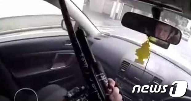 본문 이미지 - 15일 뉴질랜드의 이슬람사원 두 곳에서 총기를 난사한 용의자가 직접 현장을 촬영한 17분짜리 영상을 SNS에 올려 논란이 되고 있다. ⓒ 뉴스1