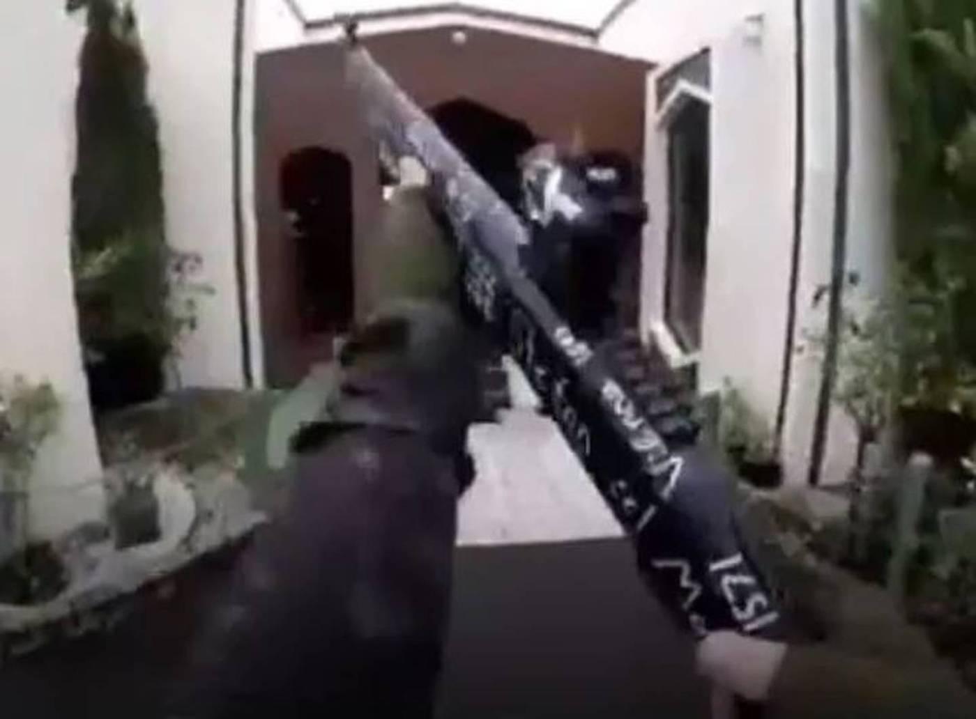 본문 이미지 - 뉴질랜드 총기난사 사건 용의자로 추정되는 남성이 SNS에 게재한 범행 영상. ⓒ 뉴스1