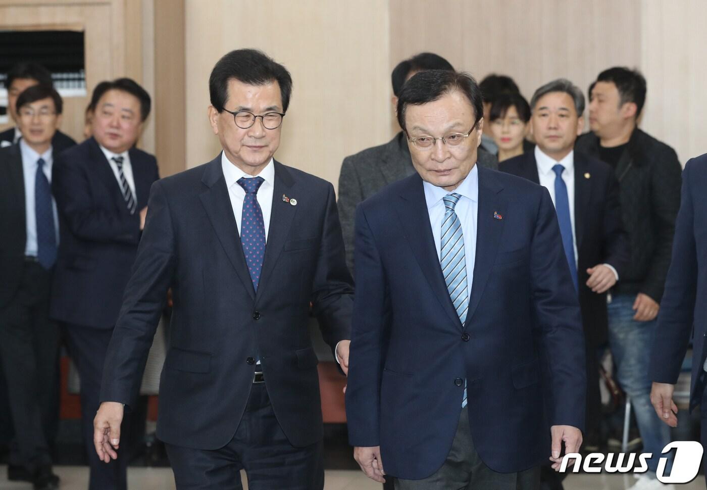 본문 이미지 - 이해찬 더불어민주당 대표와 이시종 충북지사가 지난 3월15일 오후 충북도청 대회의실에서 열린 민주당-충북도 예산정책협의회 참석을 위해 이동하고 있다. 2019.3.15/뉴스1 ⓒ News1 김용빈 기자