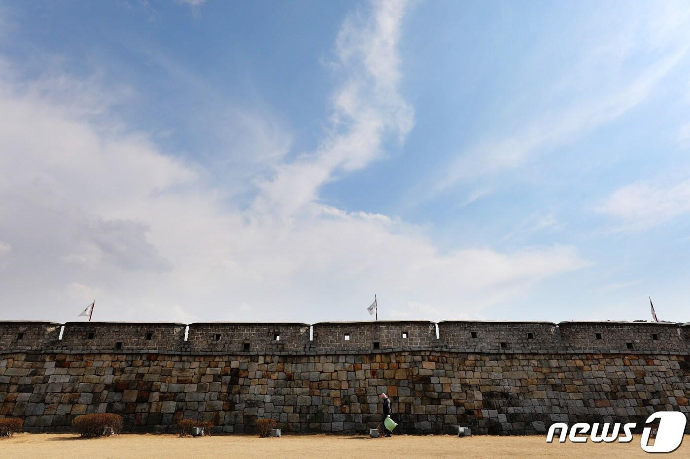 15일 오후 경기도 수원시 장안공원에서 세계문화유산 수원 화성 성곽 위로 파란 하늘이 펼쳐져 있다. 2019.3.15/뉴스1 ⓒ News1 조태형 기자