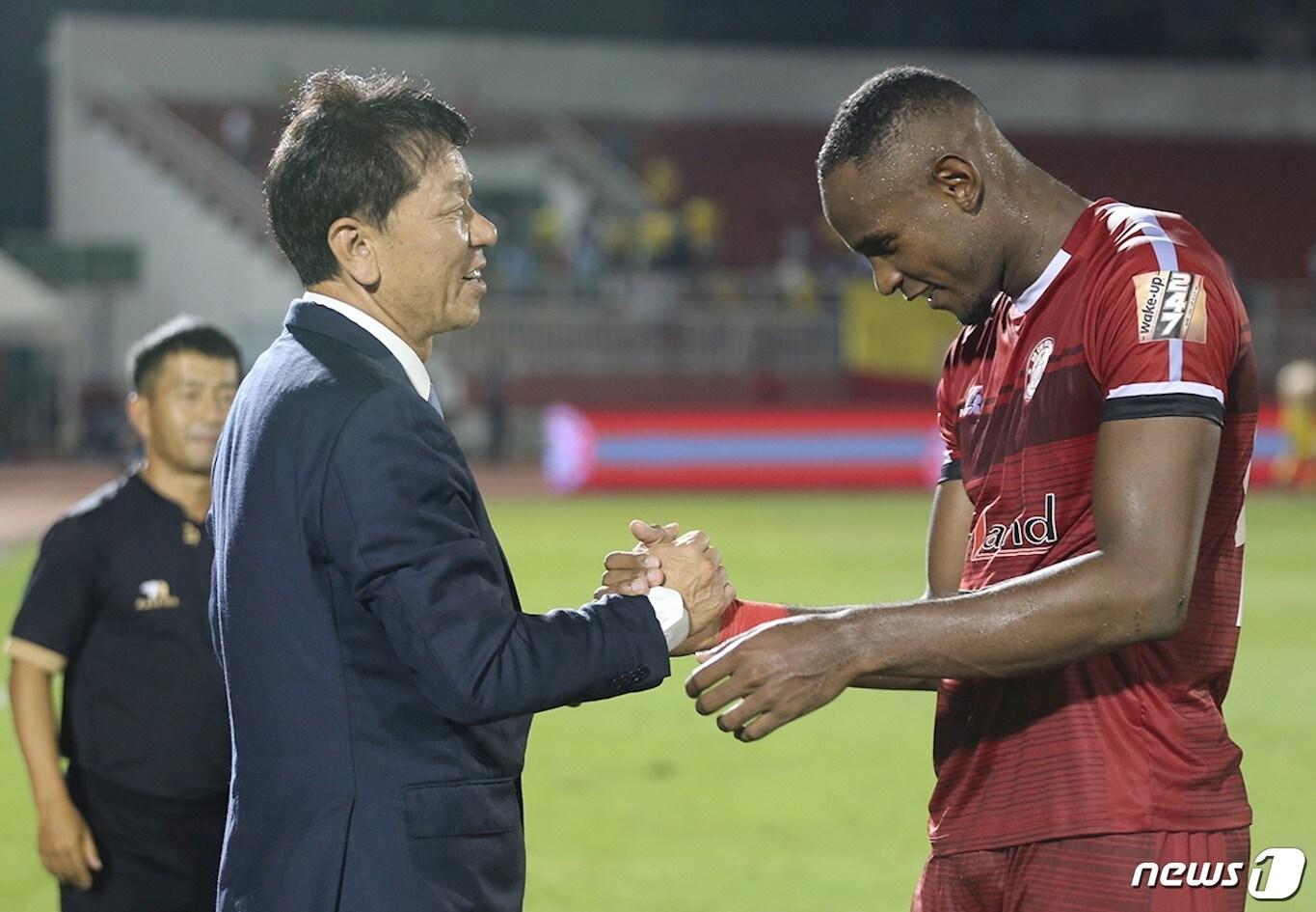 본문 이미지 - 베트남 V리그 호치민시티 FC의 정해성 감독(왼쪽). (디제이매니지먼트 제공) ⓒ 뉴스1