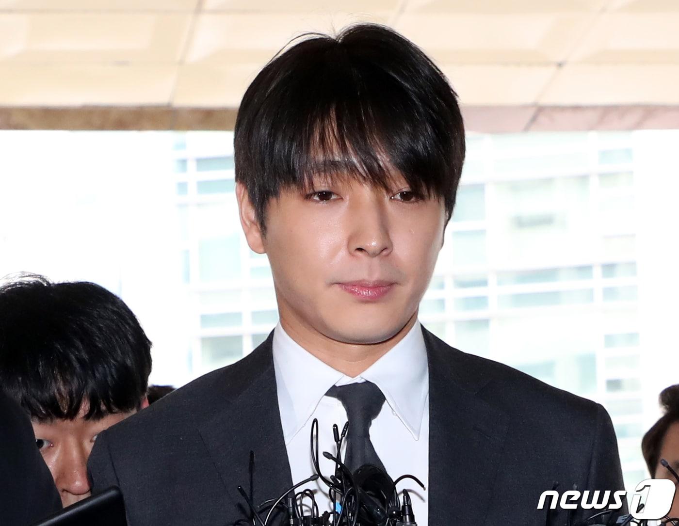 본문 이미지 - 불법 촬영물 유포 혐의를 받고 있는 그룹 FT아일랜드 전 멤버 최종훈이 16일 오전 서울 종로구 서울지방경찰청에 조사를 받기위해 출석하고 있다. 2019.3.16/뉴스1 ⓒ News1 황기선 기자