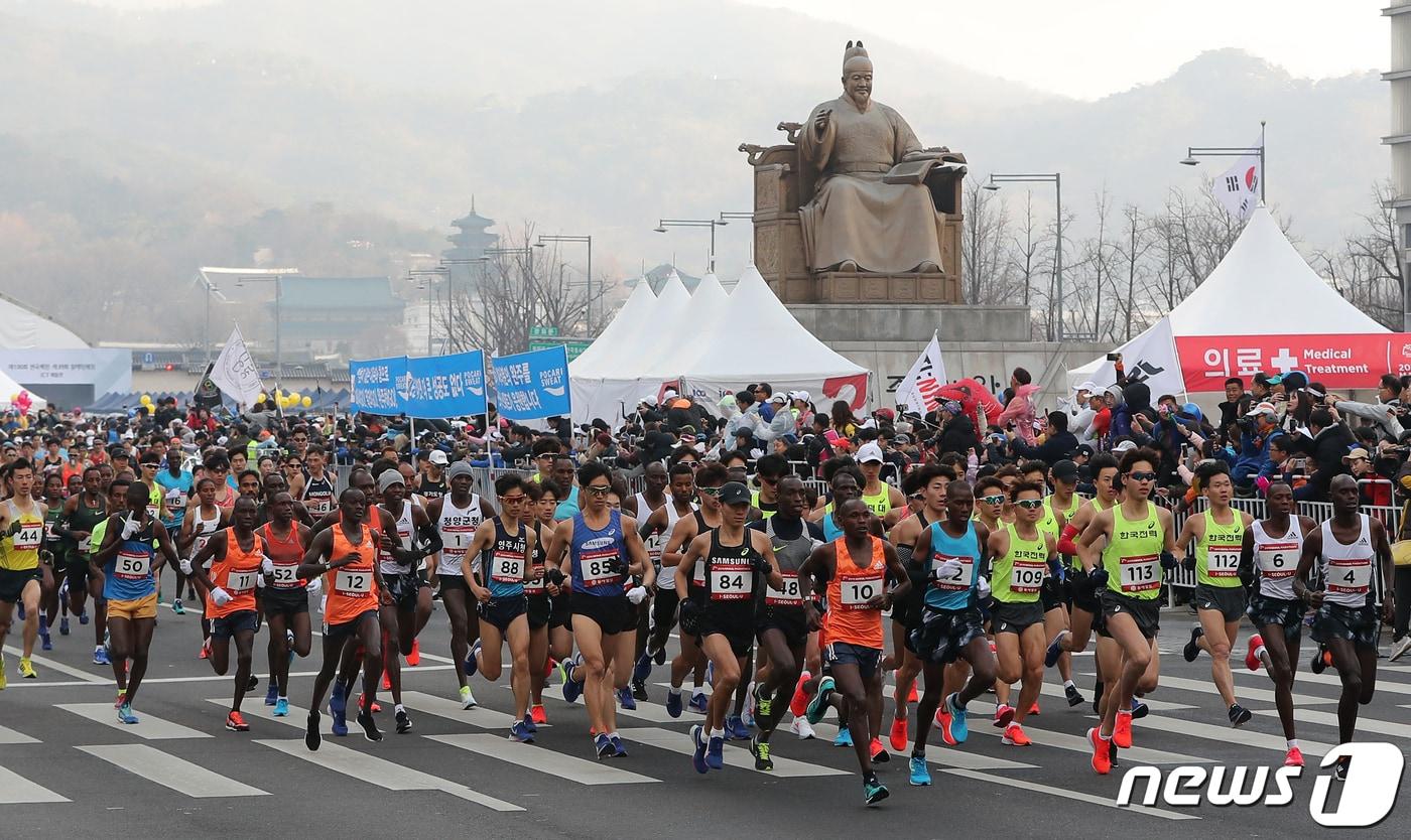 본문 이미지 - 서울 광화문광장에서 열린  2019서울국제마라톤대회에서 참가자들이 힘차게 출발을 하고 있다. 2019.3.17/뉴스1 ⓒ News1 구윤성 기자
