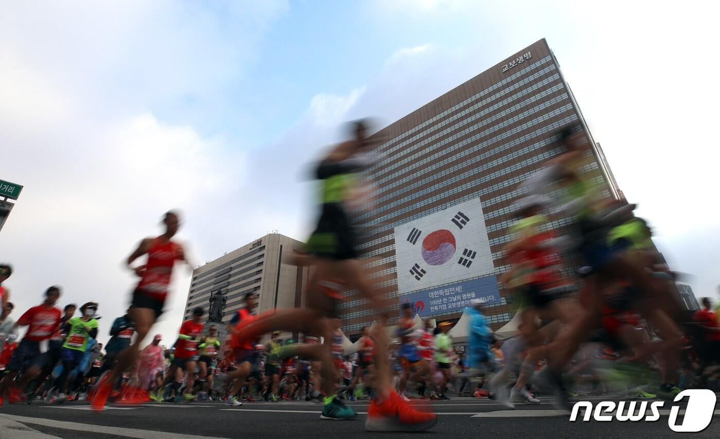 지난 2019년 서울 광화문광장에서 열린 서울국제마라톤대회에서 참가자들이 힘차게 출발을 하고 있다. 2019.3.17/뉴스1 ⓒ News1 구윤성 기자