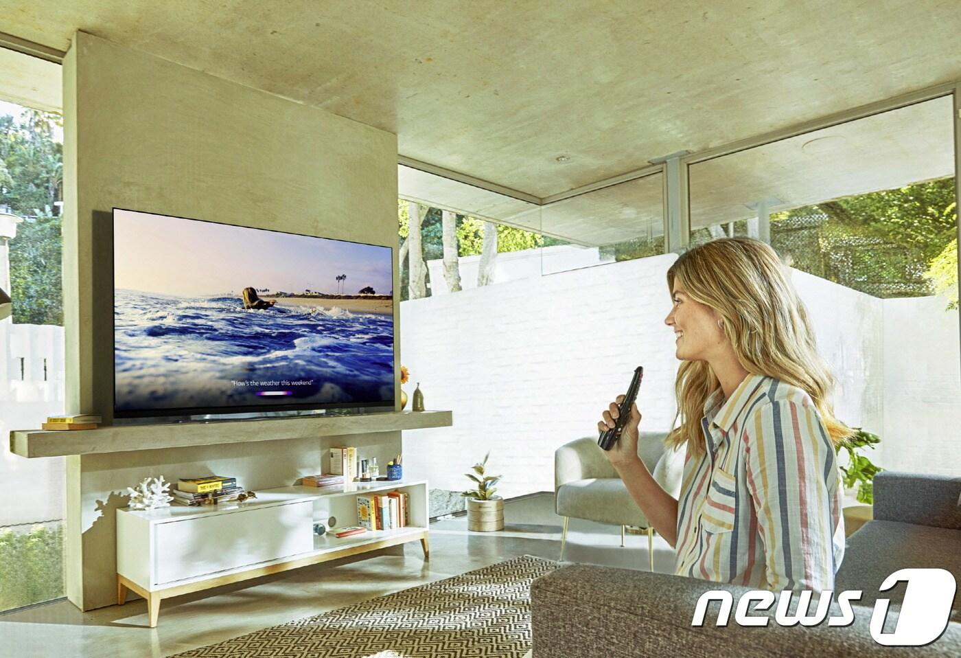 'iF 디자인 어워드 2019'에서 금상을 수상한 LG 올레드 TV(65E9)ⓒ 뉴스1