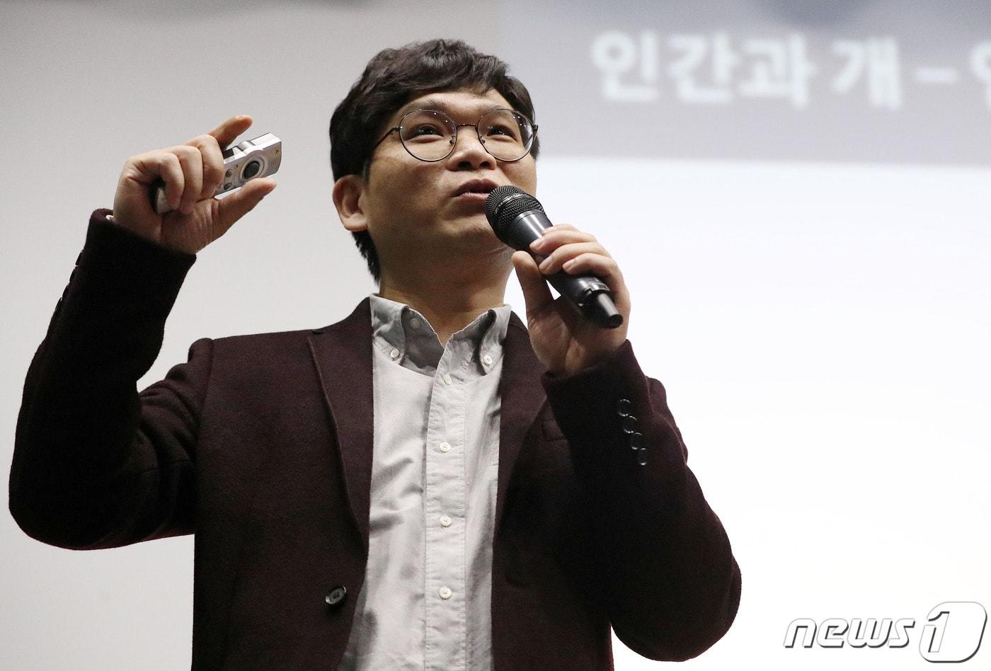 조우재 수의사가 17일 서울 마포구 상암동 서울동물복지지원센터에서 열린 사람과 동물의 행복한 동행 '해피펫' 아카데미에서 '우리 강아지, 20세 장수견 만들기'를 주제로 강의를 하고 있다. 이번 행사는 민영통신사 뉴스1의 동물전문플랫폼 해피펫이 주최했다. 2019.3.17/뉴스1 ⓒ News1 박세연 기자