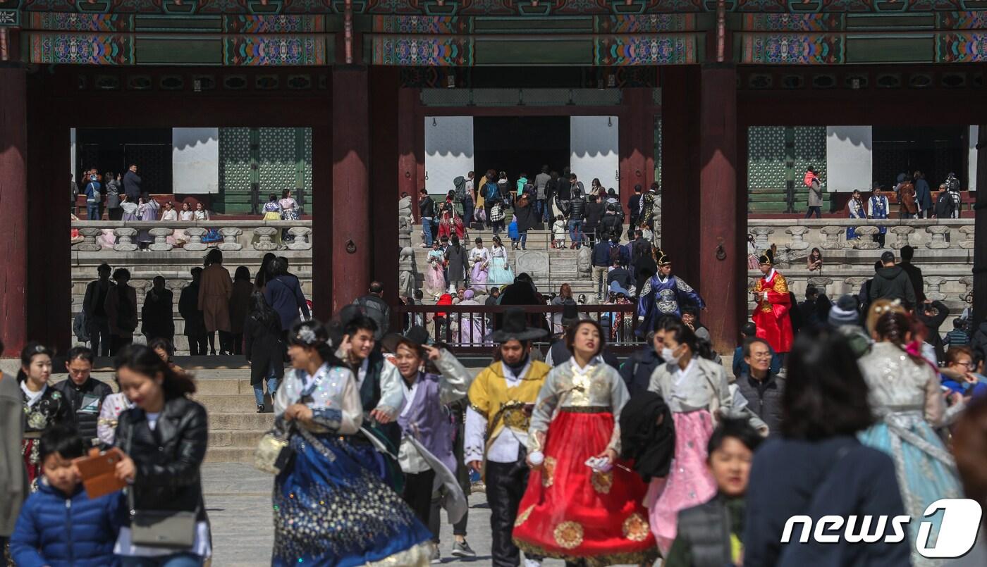 본문 이미지 - 서울 경복궁이 시민들과 외국인 관광객들로 붐비고 있다. ⓒ News1 성동훈 기자