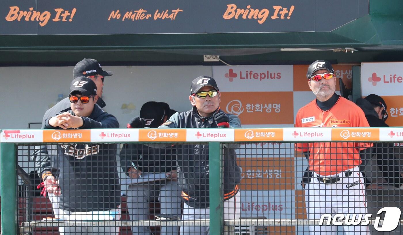 본문 이미지 - 경기를 지켜보는 한용덕(오른쪽) 한화 이글스 감독. 다나베 노리오(가운데) 코치는 일본 프로야구로 떠난다. /뉴스1 ⓒ News1 주기철 기자