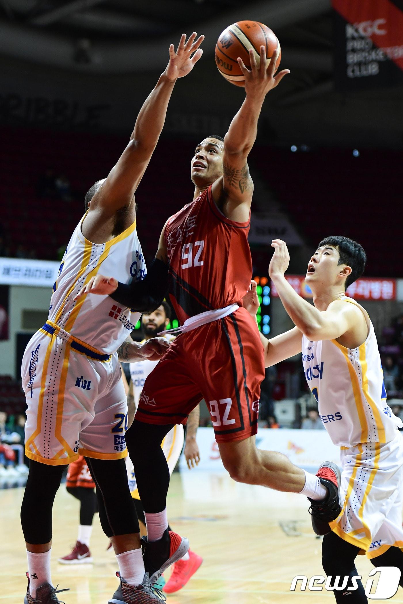 본문 이미지 - 17일 안양실내체육관에서 열린 '2018-2019 SKT 5GX 프로농구' 안양 KGC인삼공사와 서울 삼성의 경기(KBL 제공). ⓒ 뉴스1