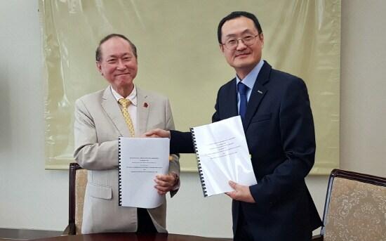 본문 이미지 - 펑 키우 싸이(Pung Kheav Se) OCIC 회장(왼쪽)과 노진형 희림 글로벌전략사업본부 부사장이 지난 13일 계약 체결식에서 기념촬영을 하고 있다.(자료제공=희림)ⓒ 뉴스1