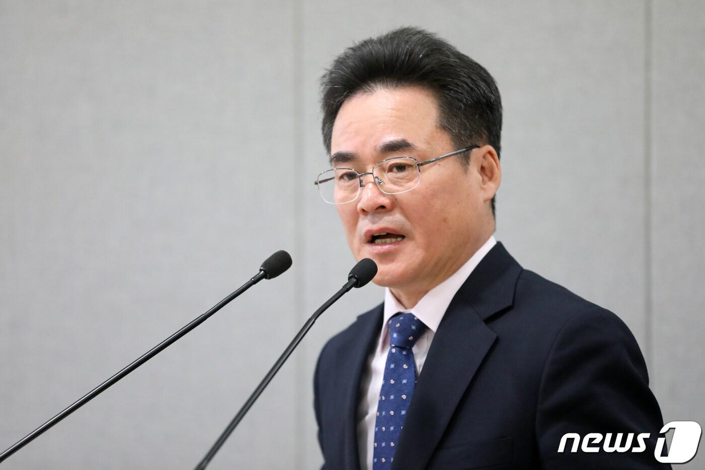본문 이미지 - 류훈 서울시 주택건축본부장이 18일 오전 서울시청 브리핑룸에서 '노후고시원 거주자 주거안정 종합대책'을 설명하고 있다. /뉴스1 ⓒ News1 안은나 기자
