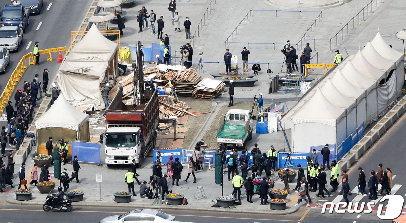 본문 이미지 - 2019년 3월18일 서울 광화문광장에서 서울시 관계자들이 세월호 참사 희생자 및 미수습자 분향소를 철거하고 있다.(자료사진) 2019.3.18/뉴스1 ⓒ News1 허경 기자