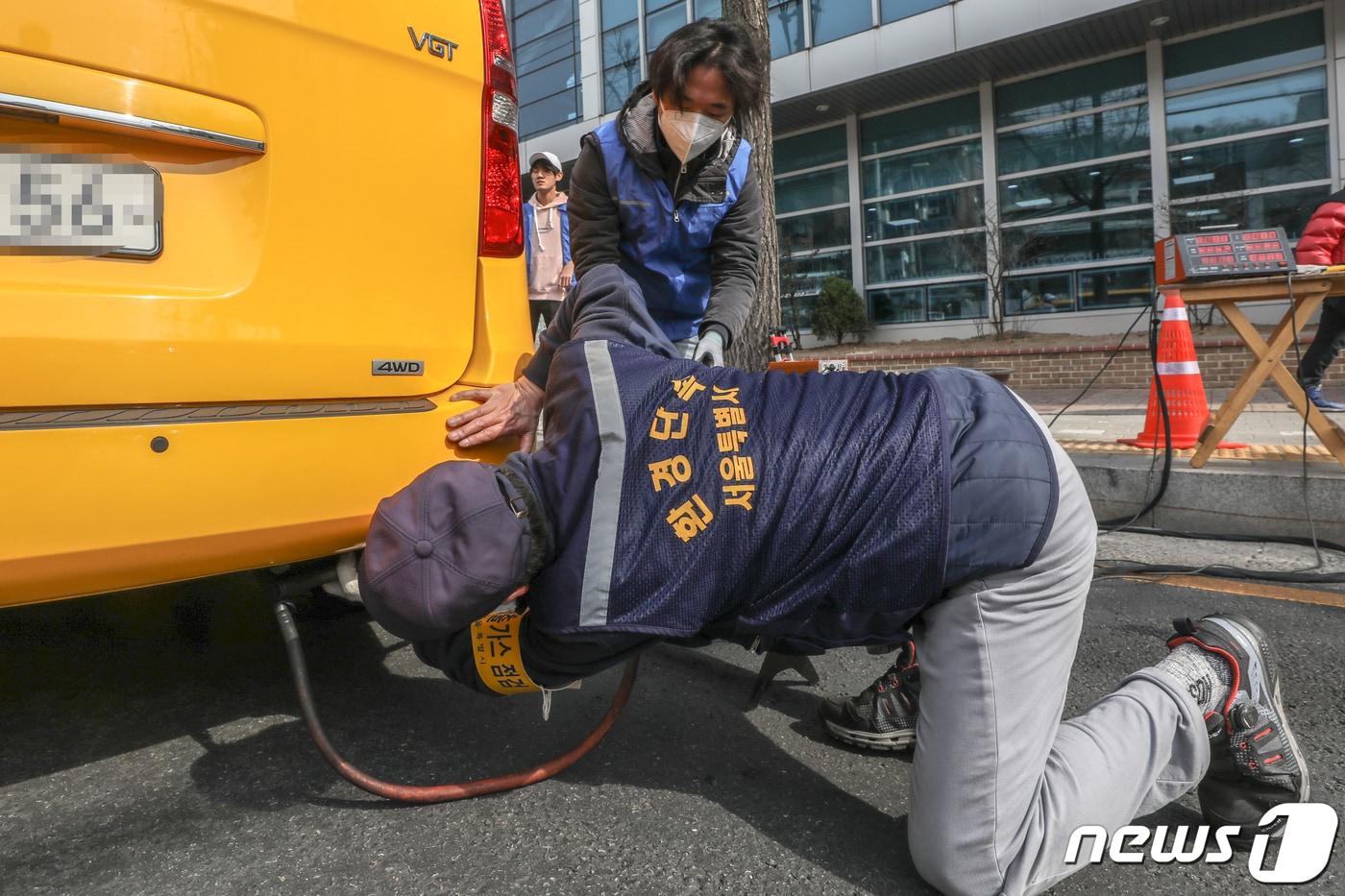 18일 오후 서울 서대문 등기소 앞에서 서울시 관계자들이 자동차 배출가스 단속을 하고 있다2019.3.18/뉴스1 ⓒ News1 성동훈 기자