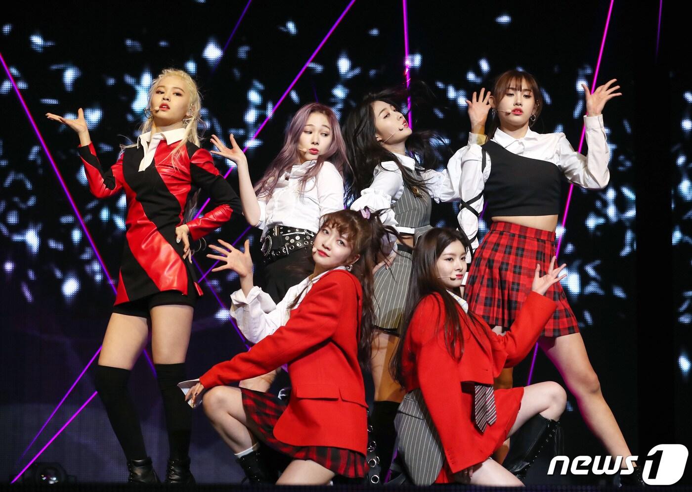 에버글로우가 18일 오후 서울 광진구 광장동 예스24라이브홀에서 열린 데뷔 앨범 '어라이벌 오브 에버글로우(ARRIVAL OF EVERGLOW)' 쇼케이스에 참석해 신곡을 선보이고 있다. 에버글로우의 이번 싱글 앨범에는 타이틀곡 ‘봉봉쇼콜라’를 비롯해 ‘달아(Moon)’, ‘D+1’가 수록됐다. 에버글로우는 ‘프듀48’로 이름을 알린 왕이런과 김시현이 온다, 이런, 미야, 아샤와 함께 구성된 6인조 걸그룹이다. 2019.3.18/뉴스1 ⓒ News1 권현진 기자