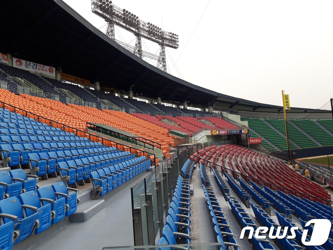 본문 이미지 - 새단장한 잠실야구장 내야 관람석 모습.(서울시 제공) ⓒ 뉴스1