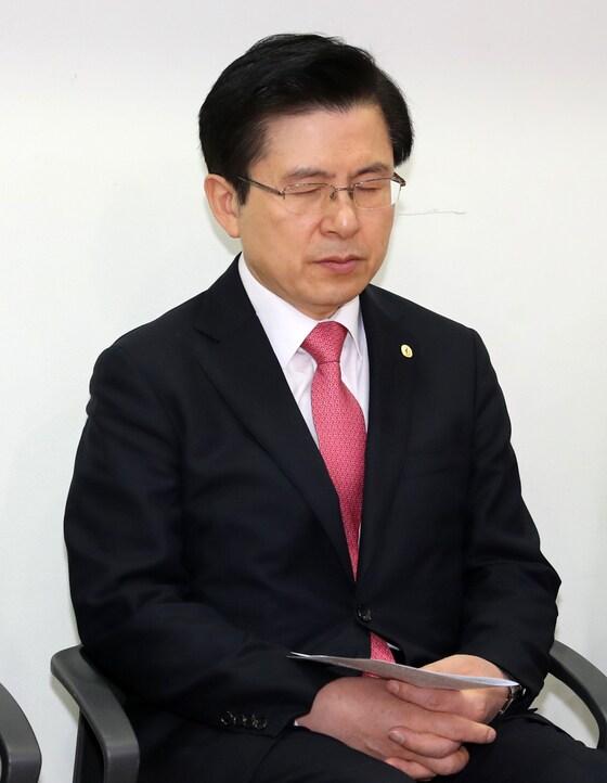 본문 이미지 - 2019년 3월 19일 여의도 국회 의원회관에서 열린 자유한국당 기독인회 3월 조찬기도회에 참석해 기도하고 있는 황교안 대표.  황 대표는 독실한 기독교 신자로 전도사 직책을 갖고 있다. ⓒ News1 이종덕 기자