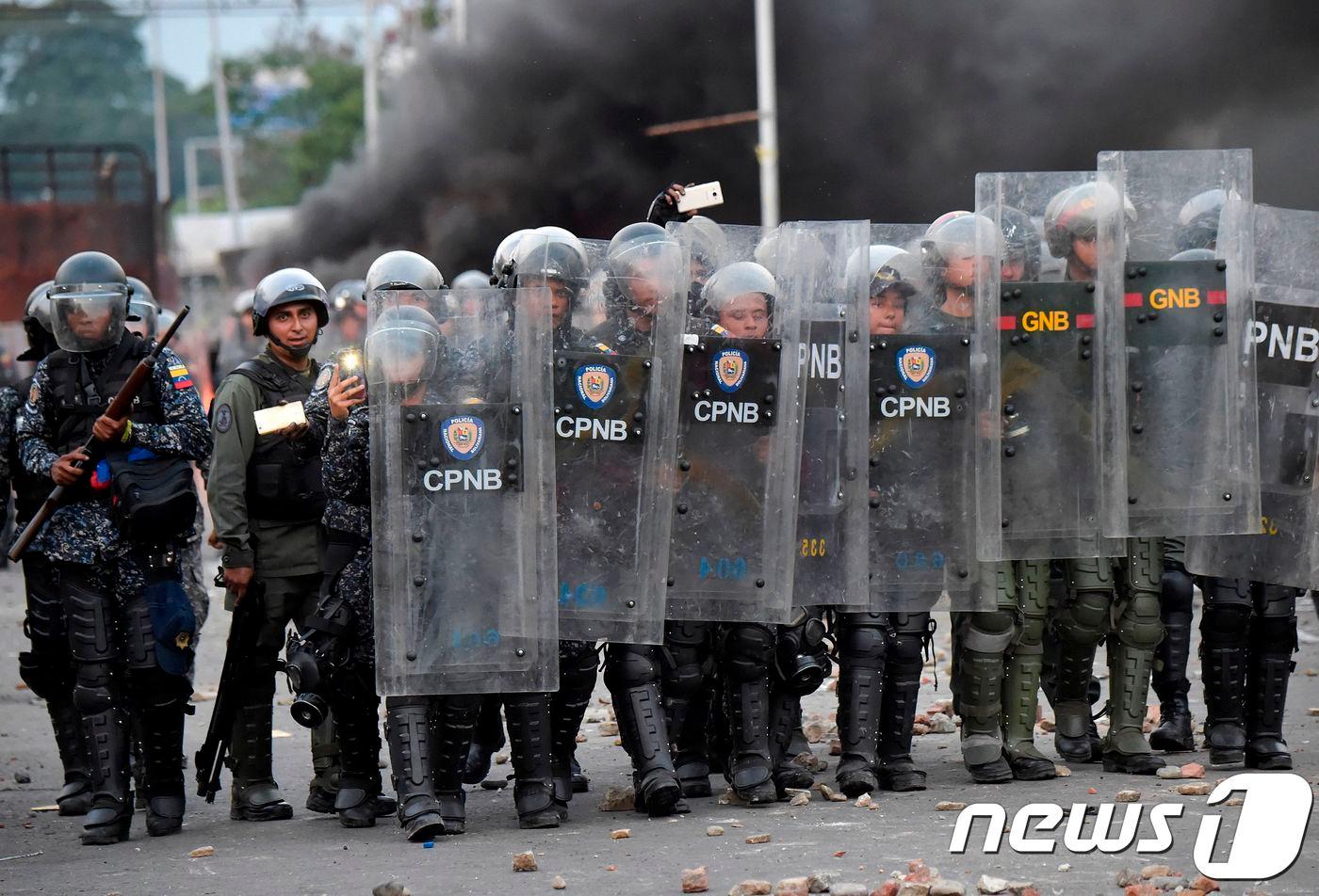 본문 이미지 - 베네수엘라-콜롬비아 국경에 배치된 베네수엘라 경찰들. ⓒ AFP=뉴스1