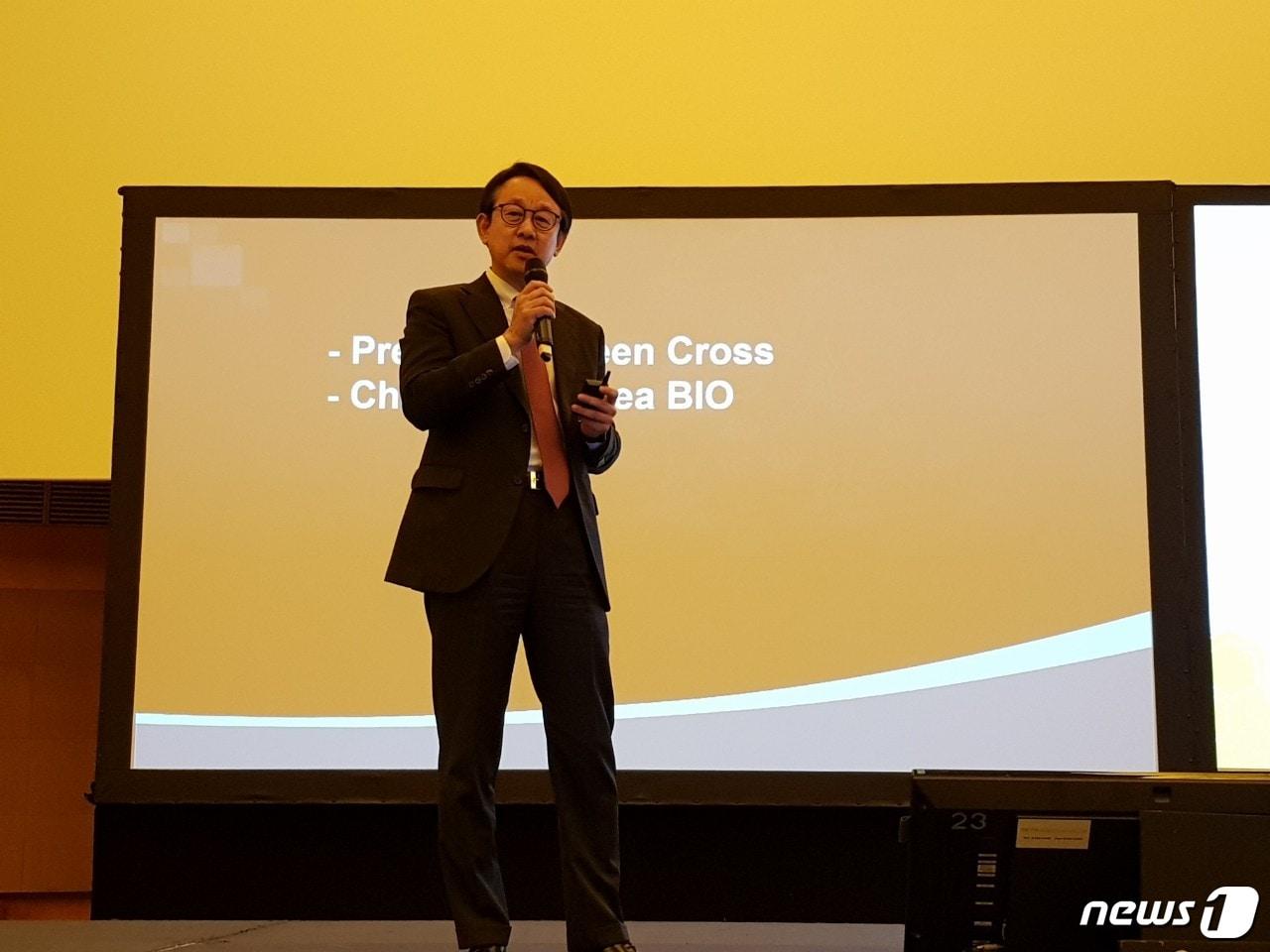 본문 이미지 - 이병건 SCM생명과학 대표가 19일(현지시간) 싱가포르 '리조트 월드 센토사'에서 열린 '파 이트스(PHAR EAST) 2019' 행사에서 기조발표를 하고 있다. ⓒ 뉴스1