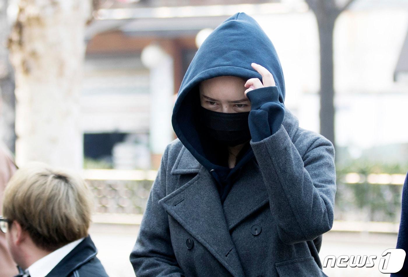 버닝썬 마약공급 의혹을 받고 있는 바모 씨(활동명 애나)가 19일 오후 서울 동대문구 서울지방경찰청 광역수사대 마약수사계로 2차 소환 조사를 받기 위해 이동하고 있다. 2019.3.19/뉴스1 ⓒ News1 오장환 기자