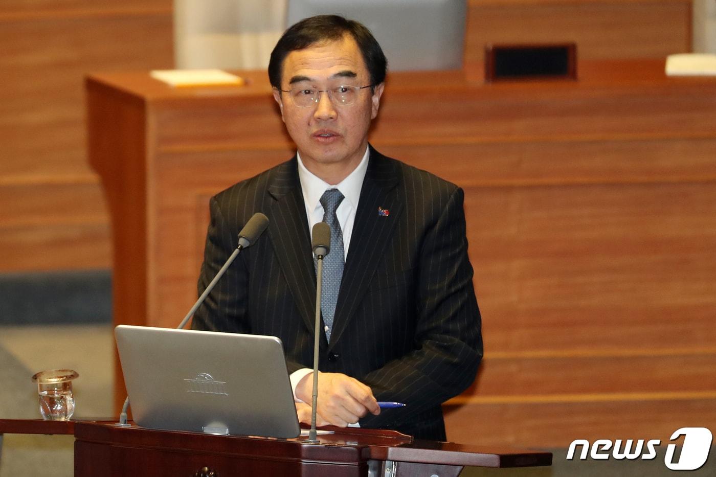 조명균 통일부 장관이 19일 오후 서울 여의도 국회에서 열린 본회의에서 이석현 더불어민주당 의원의 정치 분야 대정부 질문에 답하고 있다. 2019.3.19/뉴스1 ⓒ News1 민경석 기자