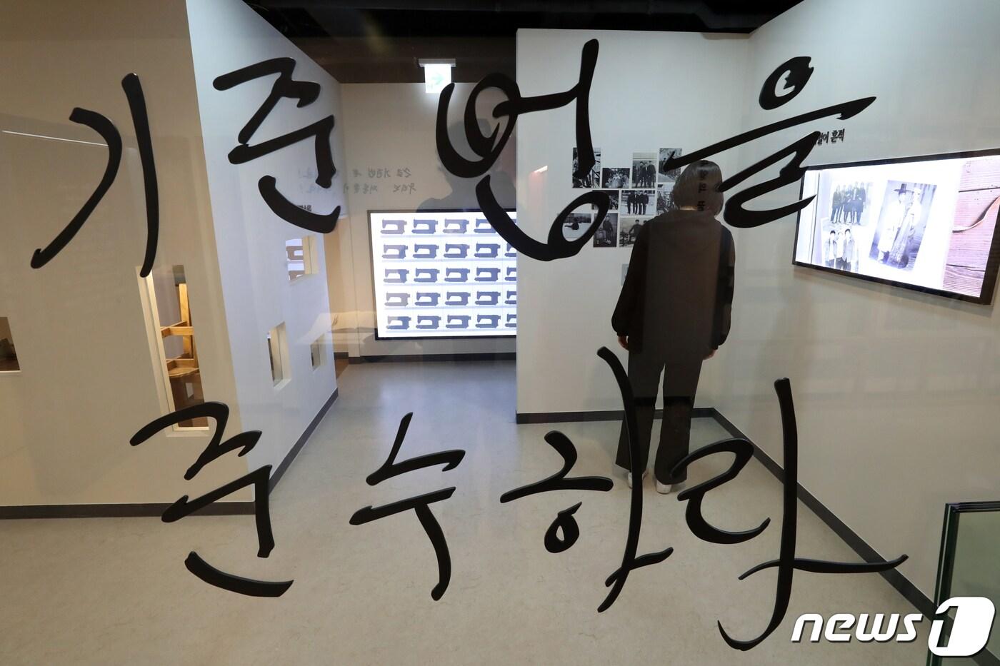 본문 이미지 - 19일 오후 서울 종로구 아름다운청년 전태일기념관에서 관계자가 사전 개관 준비를 위해 전시품을 점검하고 있다.  2019.3.19/뉴스1 ⓒ News1 황기선 기자