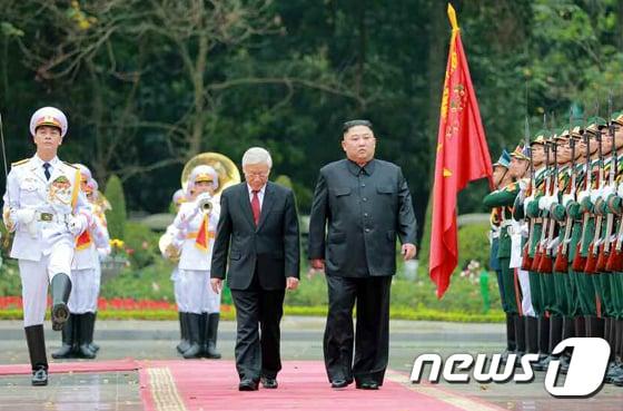 본문 이미지 - 지난 3월 김정은 북한 국무위원장과 응우옌 푸 쫑 공산당 서기장겸 국가주석이 베트남 하노이 주석궁 공식환영식에서 의장대 사열하는 모습. (노동신문) 