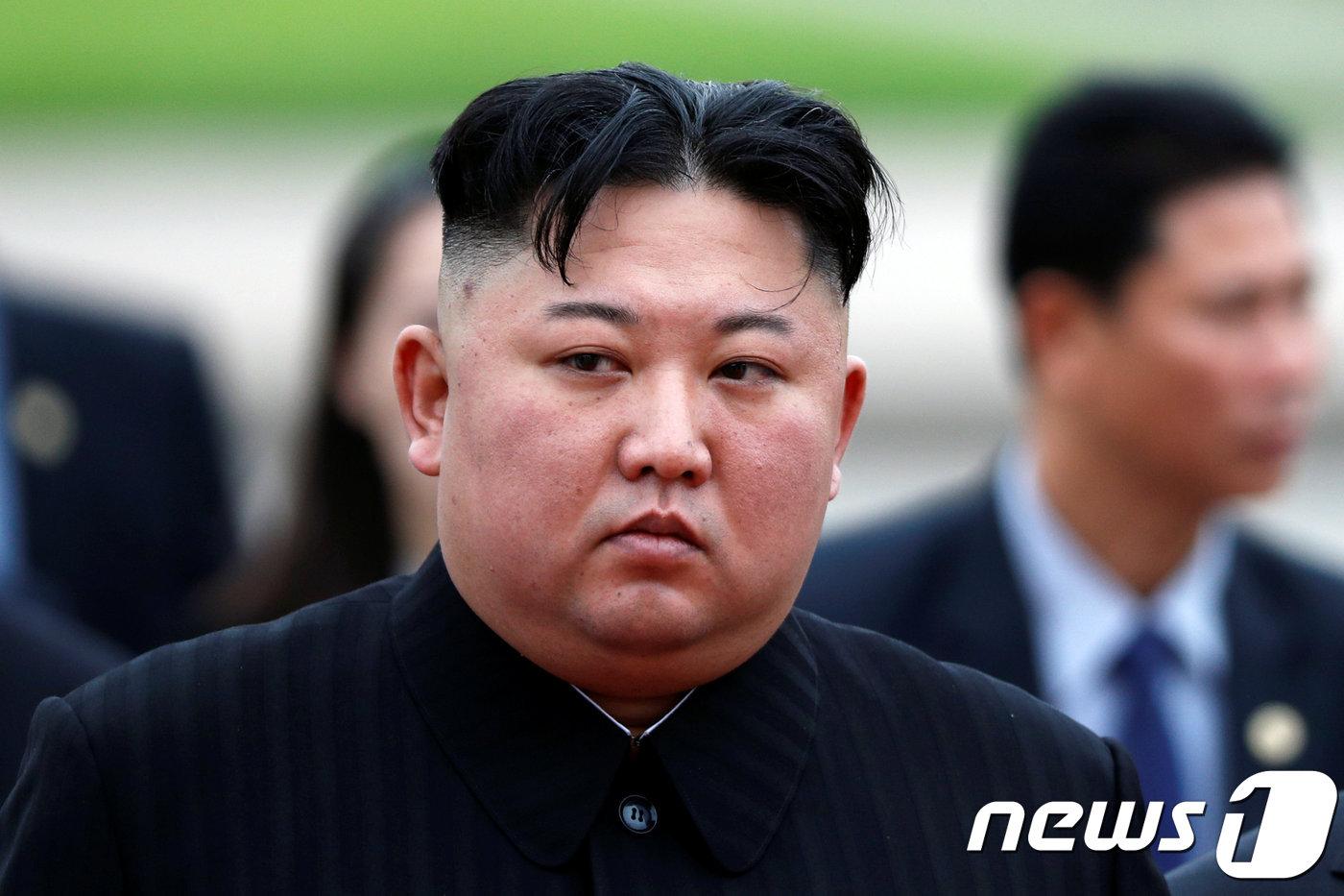 김정은 북한 국무위원장이 2일(현지시간) 오전 베트남 하노이 호찌민 베트남 초대 주석 묘소를 찾아 헌화하기 위해 이동하고 있다. ⓒ 로이터=뉴스1