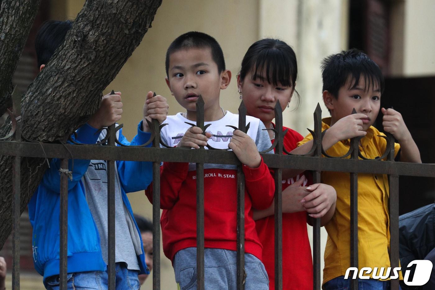 김정은 북한 국무위원장이 4박 5일간의 베트남 방문 일정을 마친 2일 오후 베트남 랑선성 동당역 앞에서 베트남 어린이들이 김 위원장 환송식을 바라보고 있다.2019.3.2/뉴스1 ⓒ News1 성동훈 기자