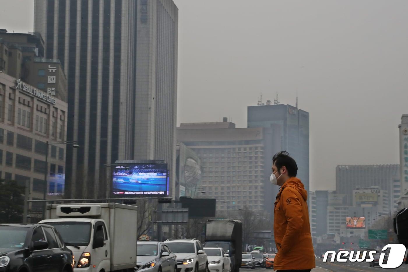 본문 이미지 - 서울 광화문광장에서 마스크를 쓴 시민들이 출근길 발걸음을 재촉하고 있다. 초미세먼지 주의보는 권역별 평균농도가 2시간 이상 75㎍/㎥ 이상일 때 발령된다. 2019.3.20/뉴스1 ⓒ News1 황기선 기자