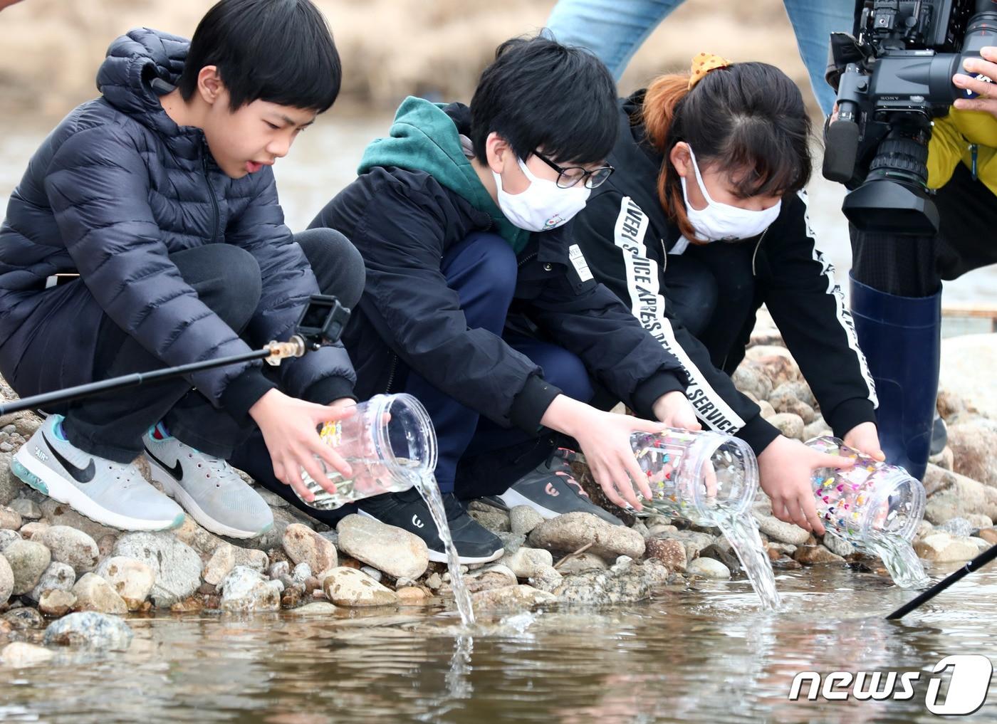 본문 이미지 - 강원 양양 남대천서 어린연어 방류하는 어린이들 자료사진.(뉴스1 DB)