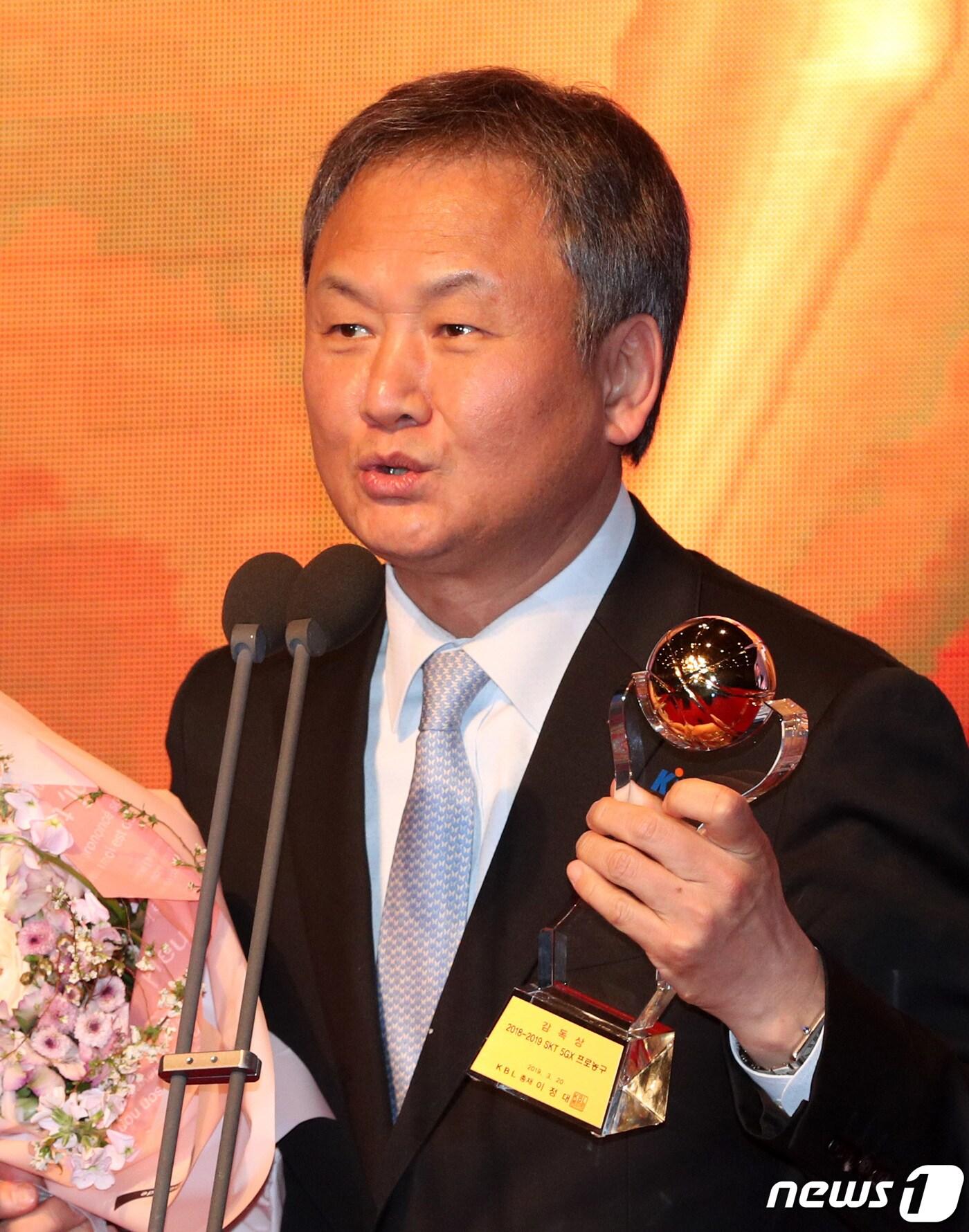 본문 이미지 - 20일 오후 서울 강남구 그랜드인터컨티넨탈 서울파르나스 호텔에서 열린 2018-2019 SKT 5GX 프로농구 정규리그 시상식에서 감독상을 수상한 울산 현대모비스 유재학 감독이 수상 소감을 밝히고 있다. 2019.3.20/뉴스1 ⓒ News1 오장환 기자