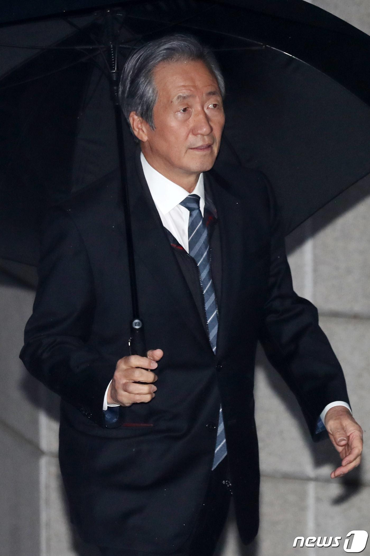 본문 이미지 - 정몽준 아산재단 이사장이 20일 오후 고(故) 정주영 현대그룹 명예회장의 18주기 제사에 참석하기 위해 서울 용산구 한남동 정몽구 현대자동차그룹 회장 자택으로 들어가고 있다. 2019.3.20/뉴스1 ⓒ News1 민경석 기자