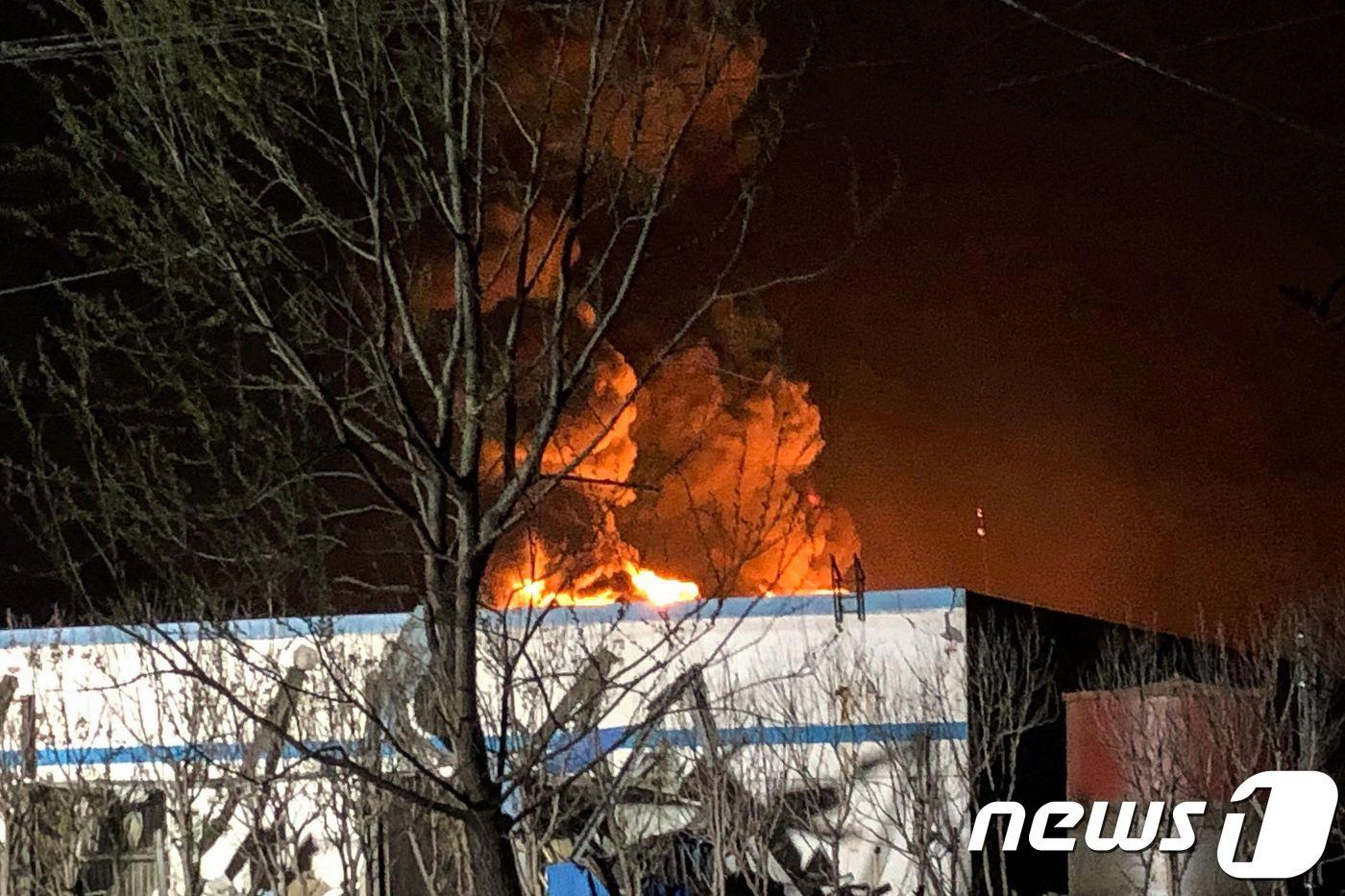 본문 이미지 - 21일 (현지시간) 중국 장쑤성 옌청의 화공공단내 농약 공장에서 강한 폭발이 일어나 불꽃과 검은 연기가 치솟고 있다. 이날 사고로 최소 6명이 숨지고 30여명이 크게 다친 것으로 알려졌다. ⓒ AFP=뉴스1 ⓒ News1 우동명 기자