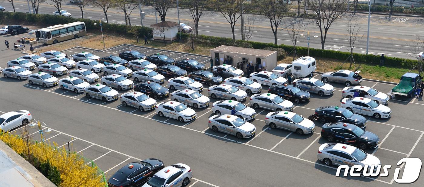 2019년 3월 경북 포항시개인조합이 22일 오후 남구 포항야구장 주차장에서 택시 미터기 교체작업을 하고 있는 모습.(뉴스1자료) ⓒ News1 최창호 기자