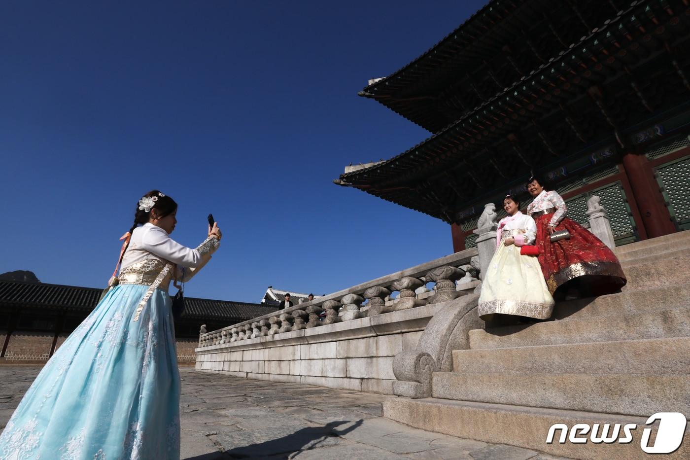 본문 이미지 - 서울 경복궁을 찾은 외국인 관광객들이 파란 하늘 아래 즐거운 시간을 보내고 있다.ⓒ News1 성동훈 기자