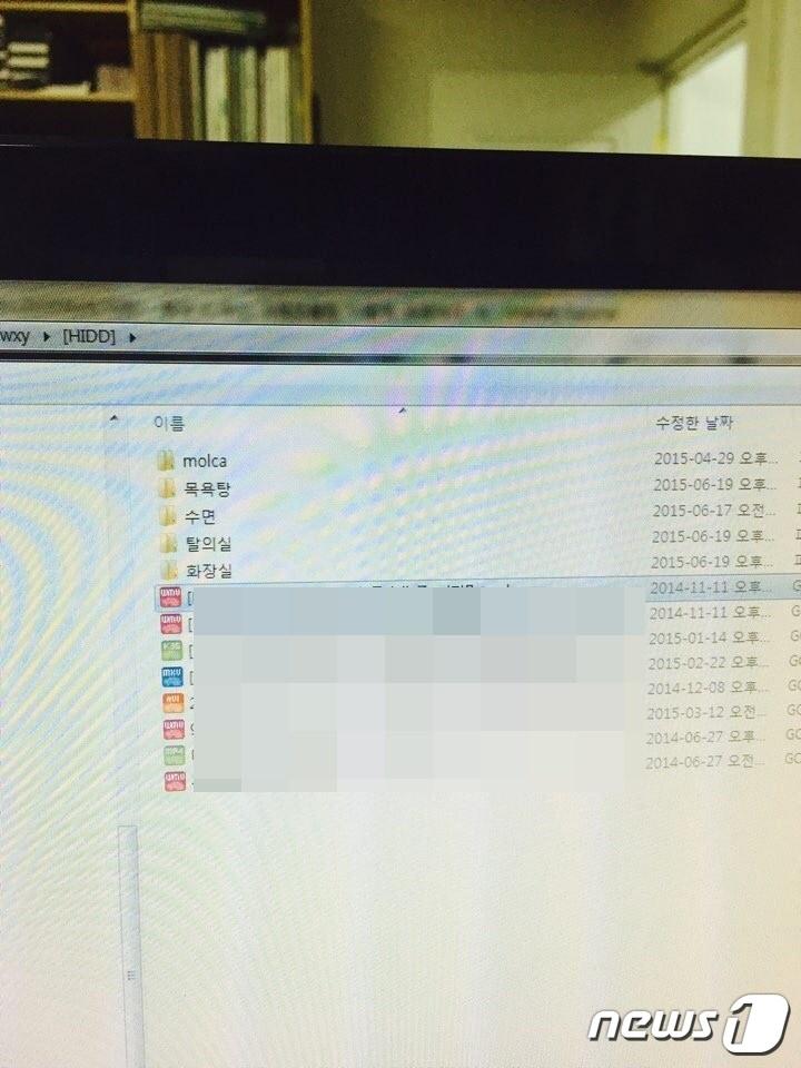 본문 이미지 - 지난 2015년에 재학 중이던 한 학생이 교사의 업무용 PC에 저장된 포르노 영상 폴더와 파일을 목격하고 찍어놓았던 사진.(독자제공)ⓒ 뉴스1