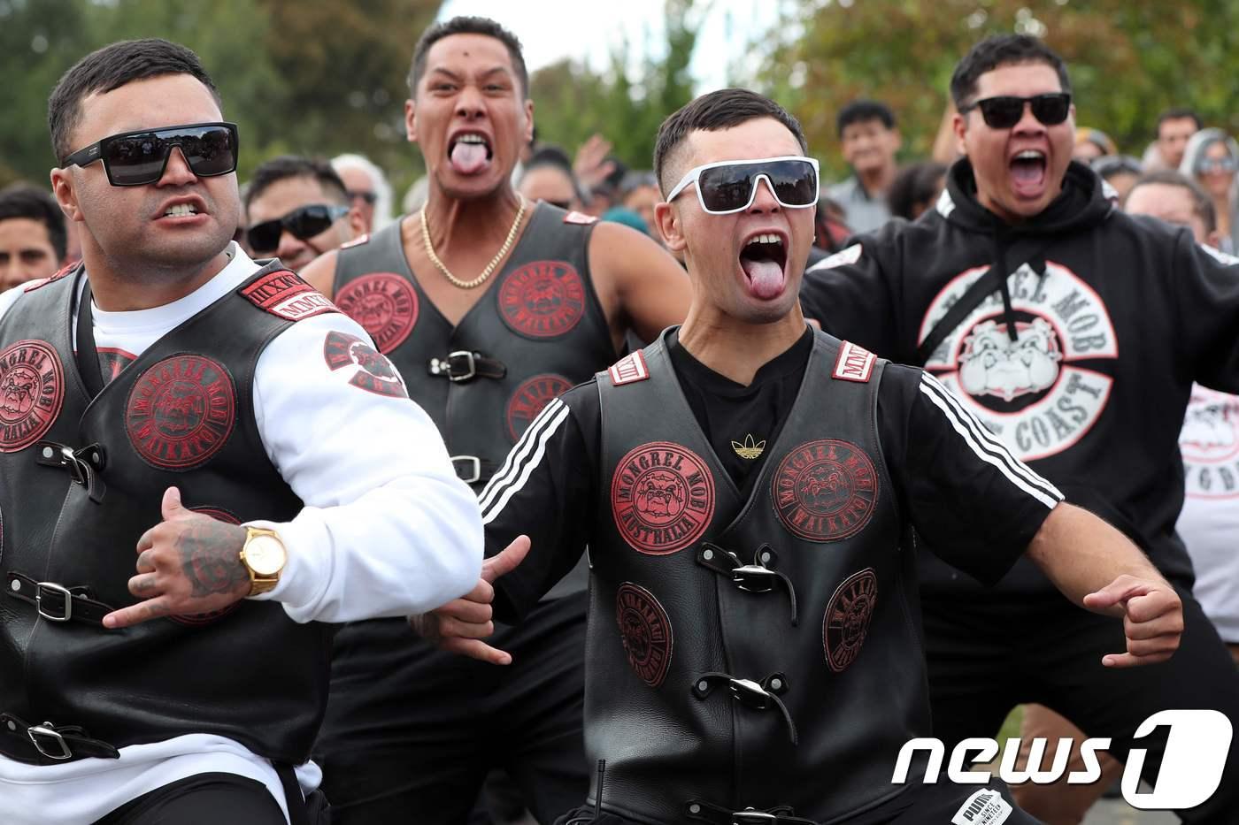 본문 이미지 - 뉴질랜드 국민들이 22일(현지시간) 마오리족 전통 춤인 '하카'를 추면서 총기테러 희생자를 추모하고 있다. ⓒ AFP=뉴스1