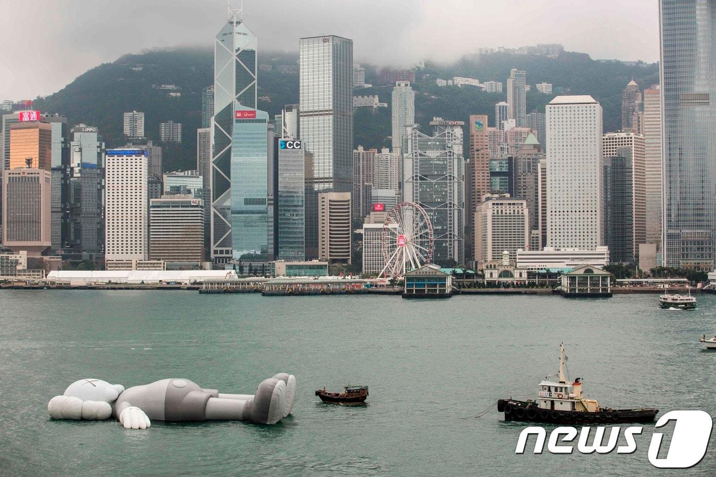 홍콩 빅토리아항에 도착한 카우스 피규어 ⓒ AFP=뉴스1