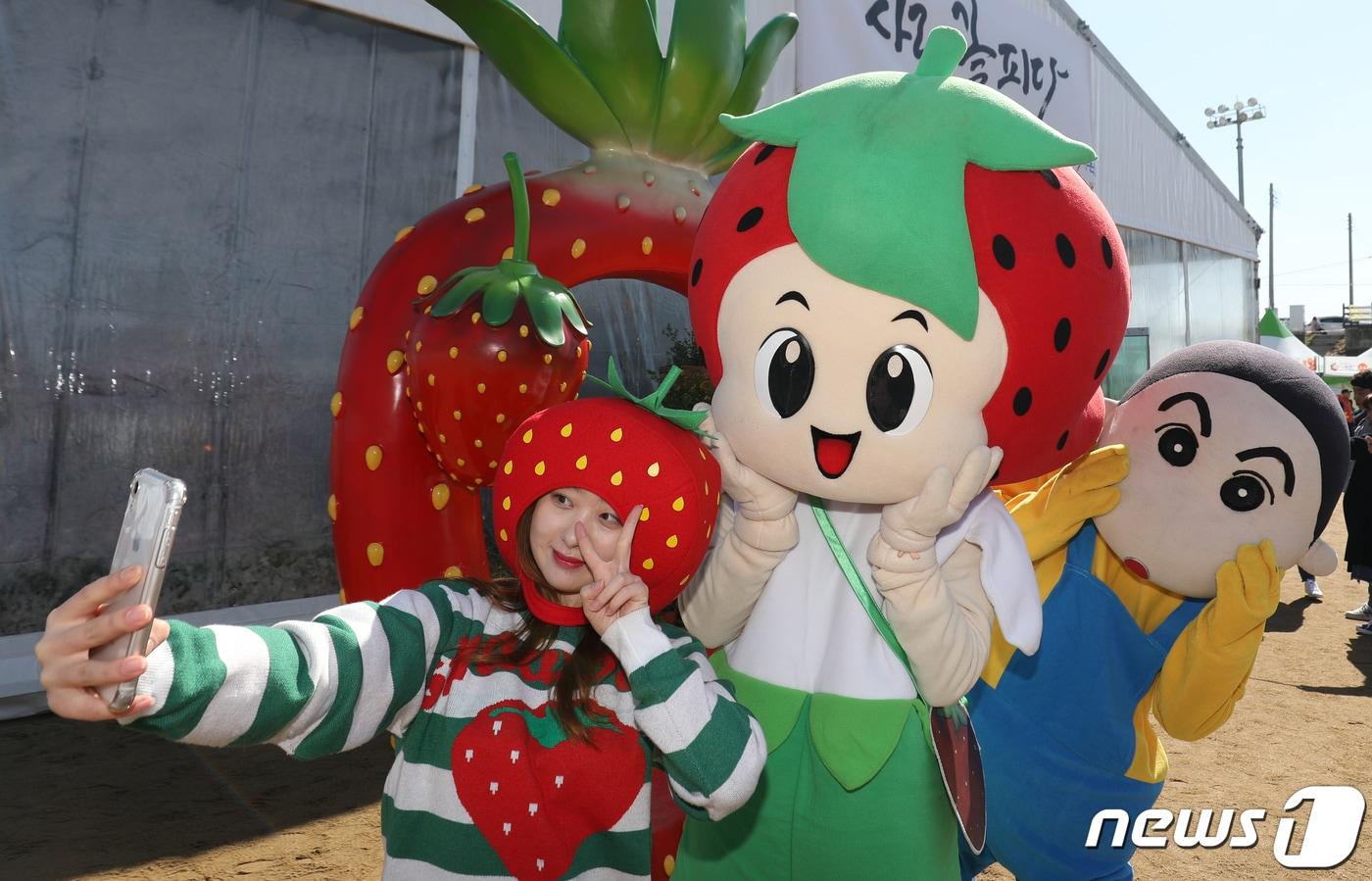 본문 이미지 -  충남 논산시 대교동 논산천 둔치에서 열린 ‘2019 논산 딸기 축제’ 행사장을 찾은 시민들이 딸기 캐릭터 인형과 사진을 찍고 있다. 2019.3.24/뉴스1 ⓒ News1 