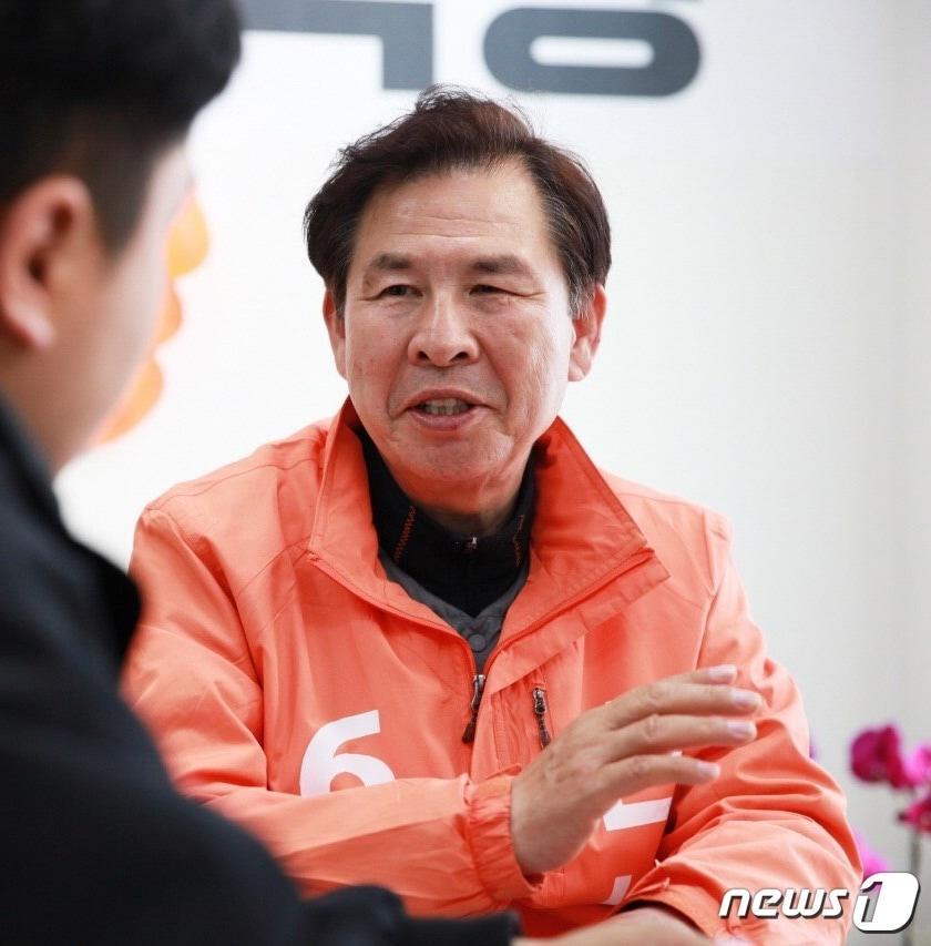 본문 이미지 - 4·3 창원성산 국회의원 보궐선거에 출마한 손석형 민중당 후보 인터뷰 모습.2019.3.24.ⓒ 뉴스1