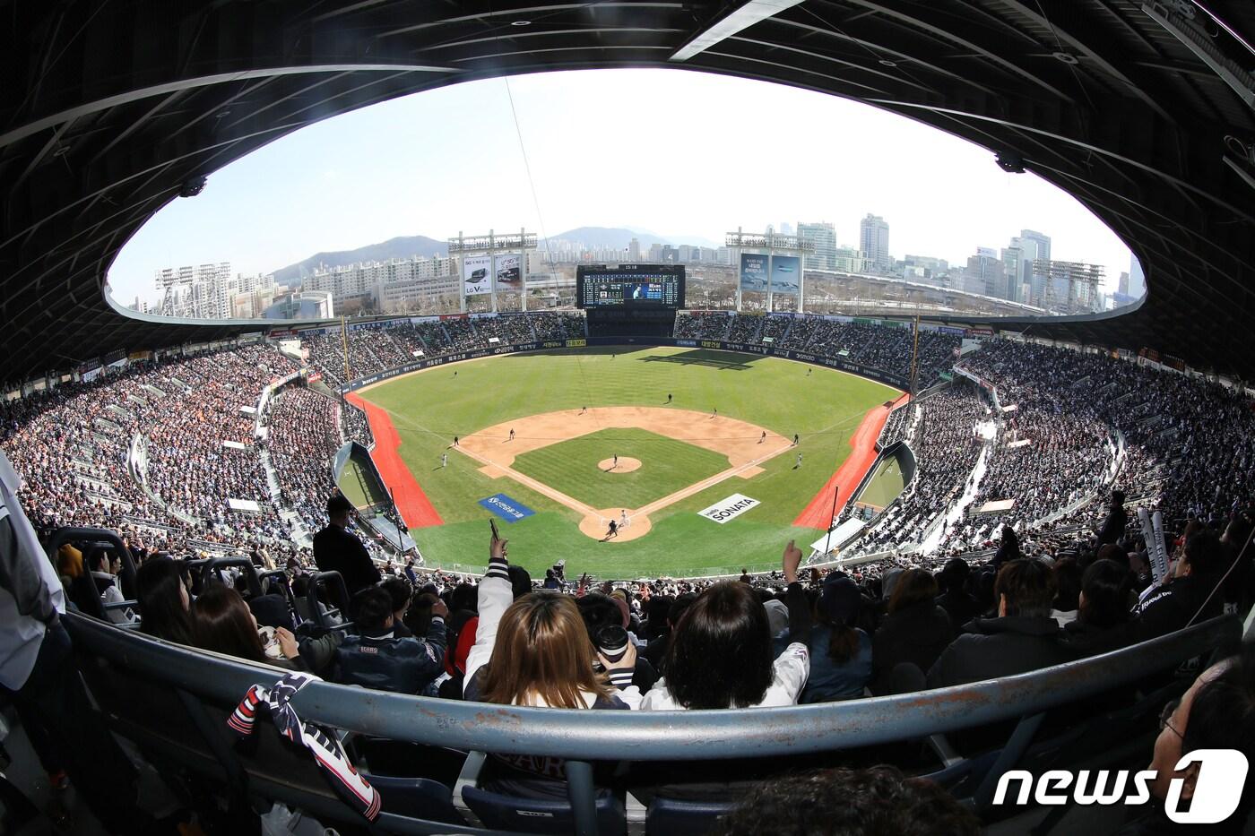 본문 이미지 - 만원 관중이 들어찬 잠실구장. /뉴스1 ⓒ News1 민경석 기자