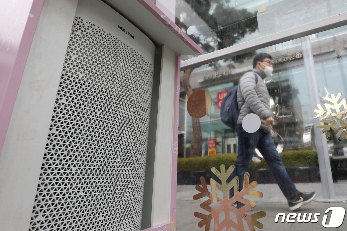 수도권 지역 미세먼지 농도가 '나쁨'을 보인 날 서울 사당역 인근에 마련된 쉼터에 공기청정기가 설치돼 있다. 2019.3.25/뉴스1