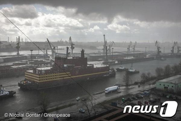 본문 이미지 - 세계 최초 해상 원자력발전소 아카데믹 로모노소프(Akademik Lomonosov)(그린피스 누리집)ⓒ 뉴스1