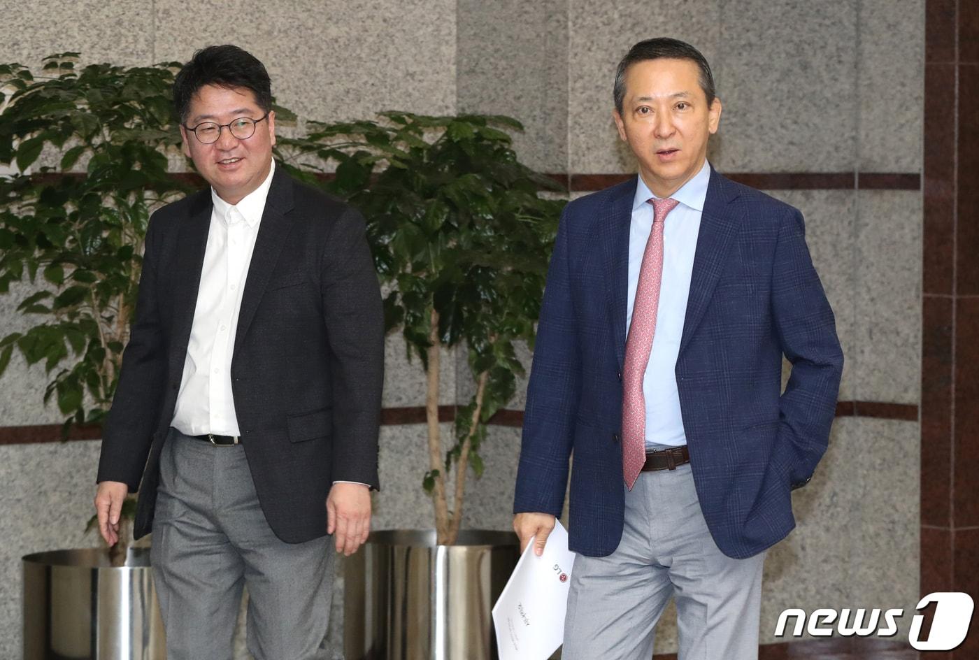 권영수 LG부회장(오른쪽)과 하범종 재경팀장이 26일 오전 서울 영등포구 여의도동 LG트윈타워에서 열린 제57기 (주)LG정기주주총회에 참석하고 있다. 2019.3.26/뉴스1 ⓒ News1 이광호 기자